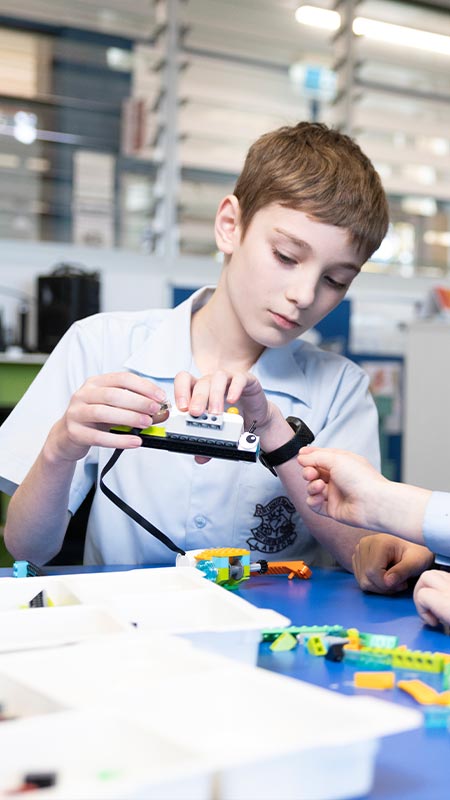 OLN Lawson students building robots