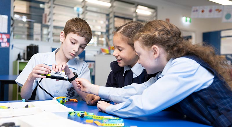 OLN Lawson students building a lego robot